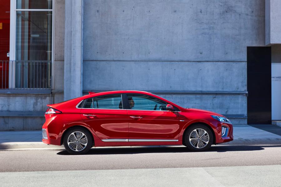  Hyundai IONIQ Plug-in Hybrid (AE) 2019 года  (AU) (фото 6 из 33)